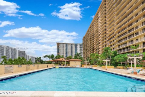 Condo in Sunny Isles Beach, Florida, 2 bedrooms  № 1997028 - photo 16