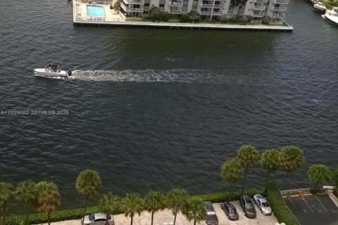 Condo in Sunny Isles Beach, Florida, 2 bedrooms  № 1997028 - photo 4