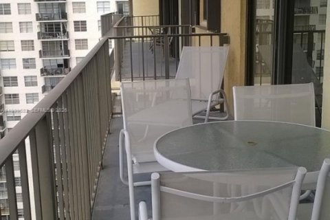 Condo in Sunny Isles Beach, Florida, 2 bedrooms  № 1997028 - photo 2