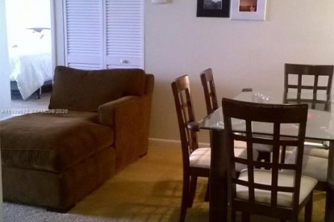 Condo in Sunny Isles Beach, Florida, 2 bedrooms  № 1997028 - photo 7