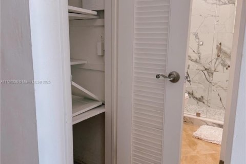 House in Hollywood, Florida 3 bedrooms № 1700328 - photo 17
