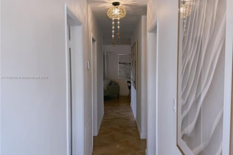 House in Hollywood, Florida 3 bedrooms № 1700328 - photo 23