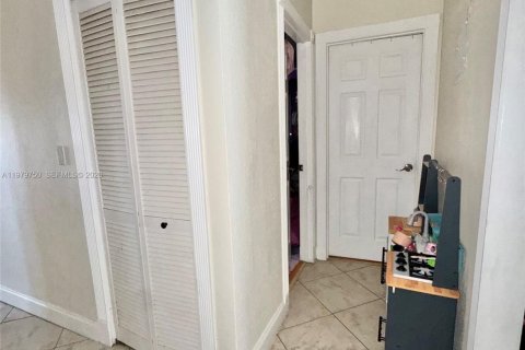 House in North Lauderdale, Florida 4 bedrooms, 128.11 sq.m. № 2058315 - photo 4