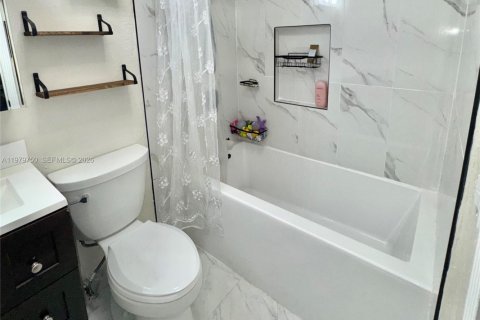 House in North Lauderdale, Florida 4 bedrooms, 128.11 sq.m. № 2058315 - photo 11