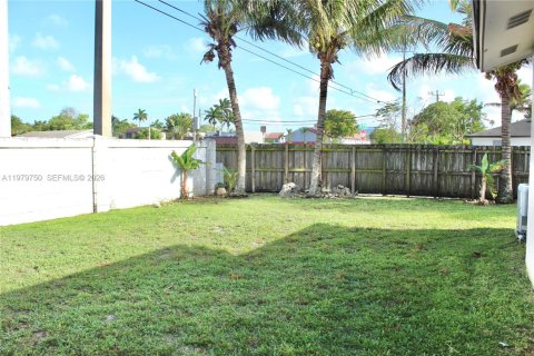 House in North Lauderdale, Florida 4 bedrooms, 128.11 sq.m. № 2058315 - photo 12