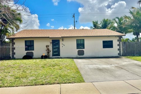 House in North Lauderdale, Florida 4 bedrooms, 128.11 sq.m. № 2058315