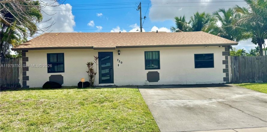 House in North Lauderdale, Florida 4 bedrooms, 128.11 sq.m. № 2058315