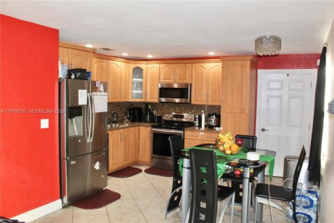 House in North Lauderdale, Florida 4 bedrooms, 128.11 sq.m. № 2058315 - photo 3