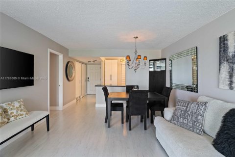 Condo in Boca Raton, Florida, 1 bedroom  № 1705119 - photo 10