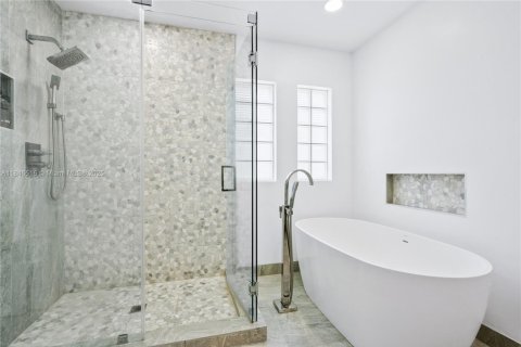 Villa ou maison à vendre à Aventura, Floride: 4 chambres, 219.34 m2 № 1845849 - photo 15