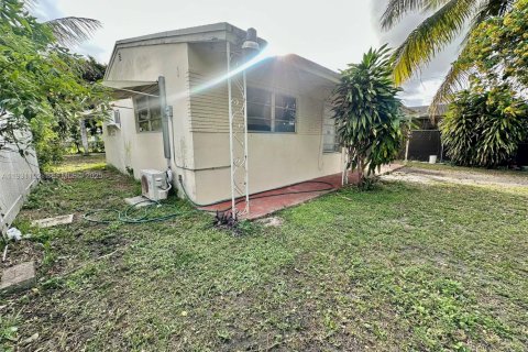 Снять в аренду виллу или дом в Холливуд, Флорида 2 спальни, 89.46м2, № 1989822 - фото 2