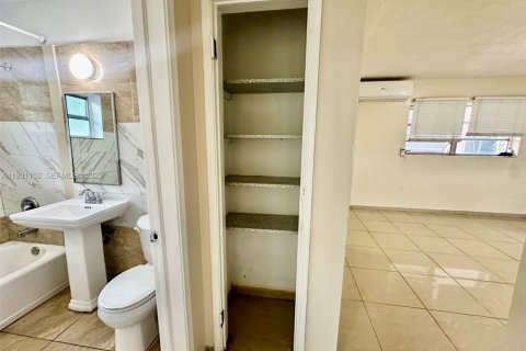 Снять в аренду виллу или дом в Холливуд, Флорида 2 спальни, 89.46м2, № 1989822 - фото 5