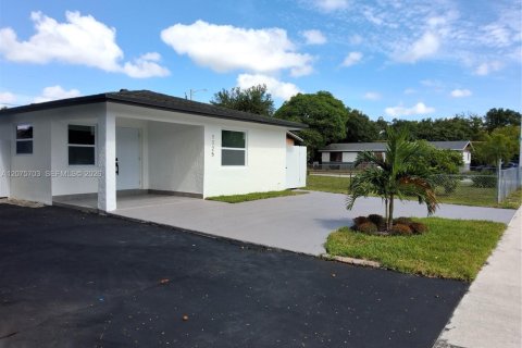 House in Fort Lauderdale, Florida 4 bedrooms, 130.99 sq.m. № 2319593