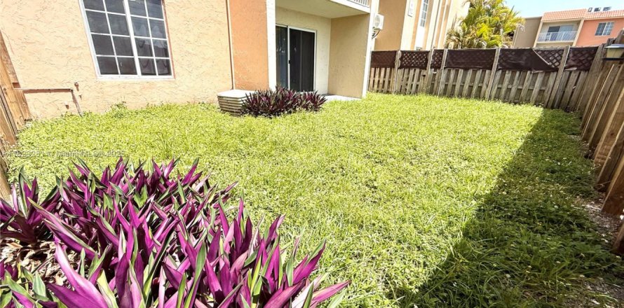 Condo in Doral, Florida, 1 bedroom № 1788532