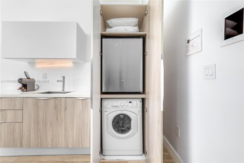 Condo in Miami Beach, Florida, 1 bedroom  № 1867273 - photo 16