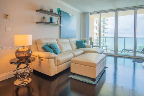Condo in Hollywood, Florida, 1 bedroom  № 1888971 - photo 12