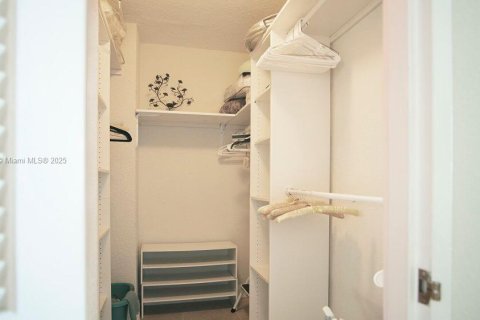 Condo in Hollywood, Florida, 1 bedroom  № 1888971 - photo 9