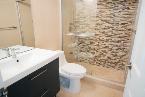 Condo in Hollywood, Florida, 1 bedroom  № 1888971 - photo 10