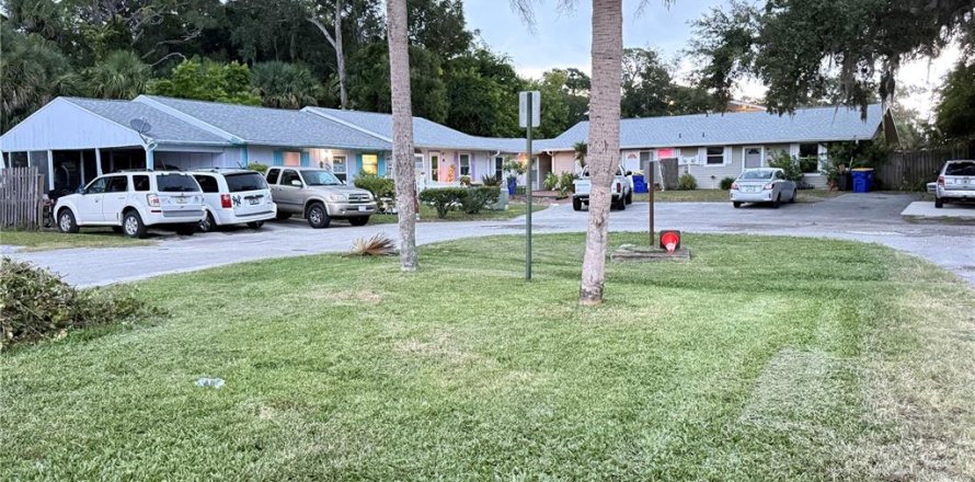 Commercial property in Edgewater, Florida 7 bedrooms, 257.53 sq.m. № 1886026