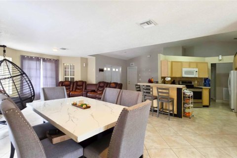 House in Clewiston, Florida 4 bedrooms, 145.48 sq.m. № 1999428 - photo 9