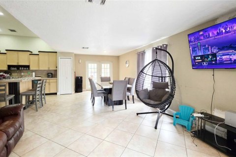 House in Clewiston, Florida 4 bedrooms, 145.48 sq.m. № 1999428 - photo 8