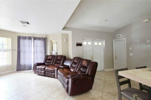 House in Clewiston, Florida 4 bedrooms, 145.48 sq.m. № 1999428 - photo 19