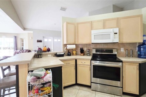 House in Clewiston, Florida 4 bedrooms, 145.48 sq.m. № 1999428 - photo 16