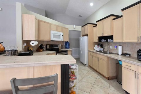 House in Clewiston, Florida 4 bedrooms, 145.48 sq.m. № 1999428 - photo 18