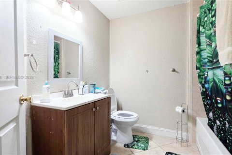 House in Clewiston, Florida 4 bedrooms, 145.48 sq.m. № 1999428 - photo 25