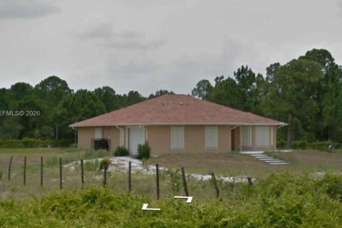House in Clewiston, Florida 4 bedrooms, 141.77 sq.m. № 1999428 - photo 2