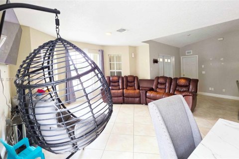 House in Clewiston, Florida 4 bedrooms, 145.48 sq.m. № 1999428 - photo 10