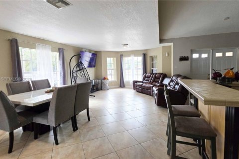 House in Clewiston, Florida 4 bedrooms, 145.48 sq.m. № 1999428 - photo 14