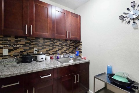 House in Clewiston, Florida 4 bedrooms, 145.48 sq.m. № 1999428 - photo 27