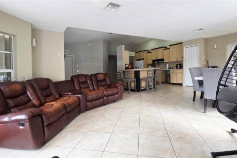 House in Clewiston, Florida 4 bedrooms, 145.48 sq.m. № 1999428 - photo 12