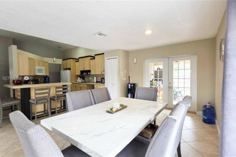 House in Clewiston, Florida 4 bedrooms, 145.48 sq.m. № 1999428 - photo 11