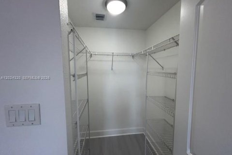 Condominio en alquiler en Hollywood, Florida, 2 dormitorios, 96.25 m2 № 2085827 - foto 11