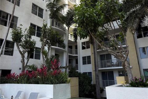 Condominio en alquiler en Hollywood, Florida, 2 dormitorios, 96.25 m2 № 2085827 - foto 2