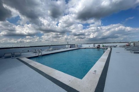 Condominio en alquiler en Hollywood, Florida, 2 dormitorios, 96.25 m2 № 2085827 - foto 17