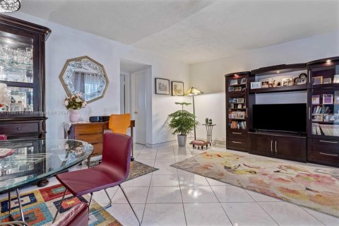 Condominio en venta en Hallandale Beach, Florida, 1 dormitorio, 74.32 m2 № 1936605 - foto 10