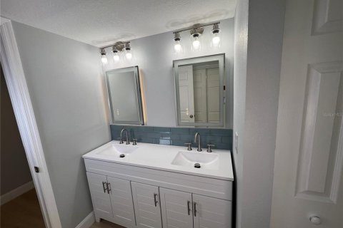 Condo in Saint Petersburg, Florida, 2 bedrooms  № 2208304 - photo 28