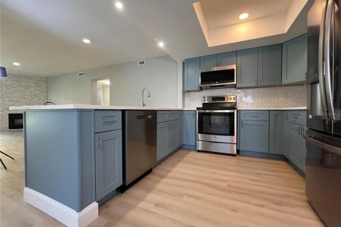 Condo in Saint Petersburg, Florida, 2 bedrooms  № 2208304 - photo 17
