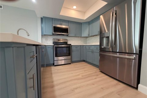 Condo in Saint Petersburg, Florida, 2 bedrooms  № 2208304 - photo 9