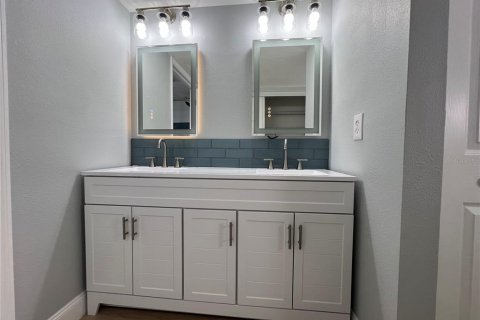 Condo in Saint Petersburg, Florida, 2 bedrooms  № 2208304 - photo 27