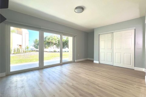 Condo in Saint Petersburg, Florida, 2 bedrooms  № 2208304 - photo 24