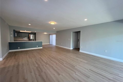Condo in Saint Petersburg, Florida, 2 bedrooms  № 2208304 - photo 15
