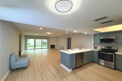 Condo in Saint Petersburg, Florida, 2 bedrooms  № 2208304 - photo 11