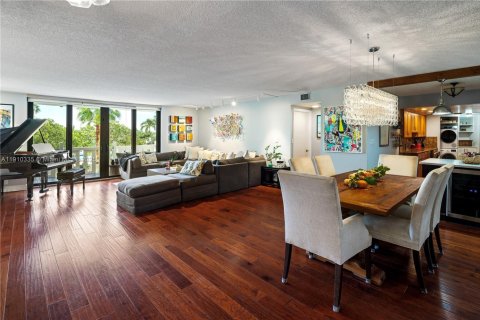 Condo in Key Biscayne, Florida, 3 bedrooms № 1966563 - photo 1