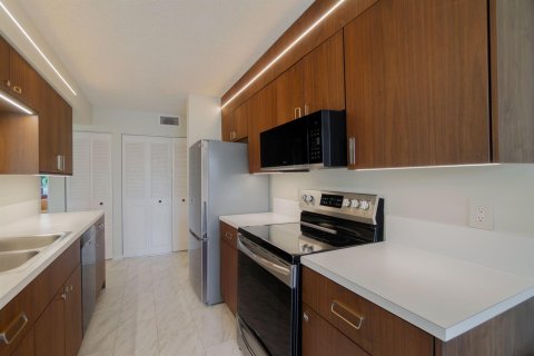 Купить кондоминиум в Хайполюксо, Флорида 5 комнат, 131.36м2, № 2085848 - фото 11