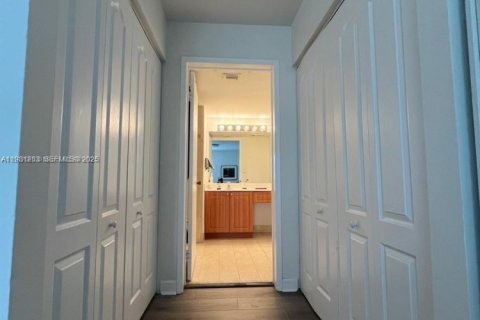 Condo in Doral, Florida, 1 bedroom № 1989631 - photo 10