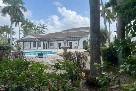 Condo in Doral, Florida, 1 bedroom № 1989631 - photo 8